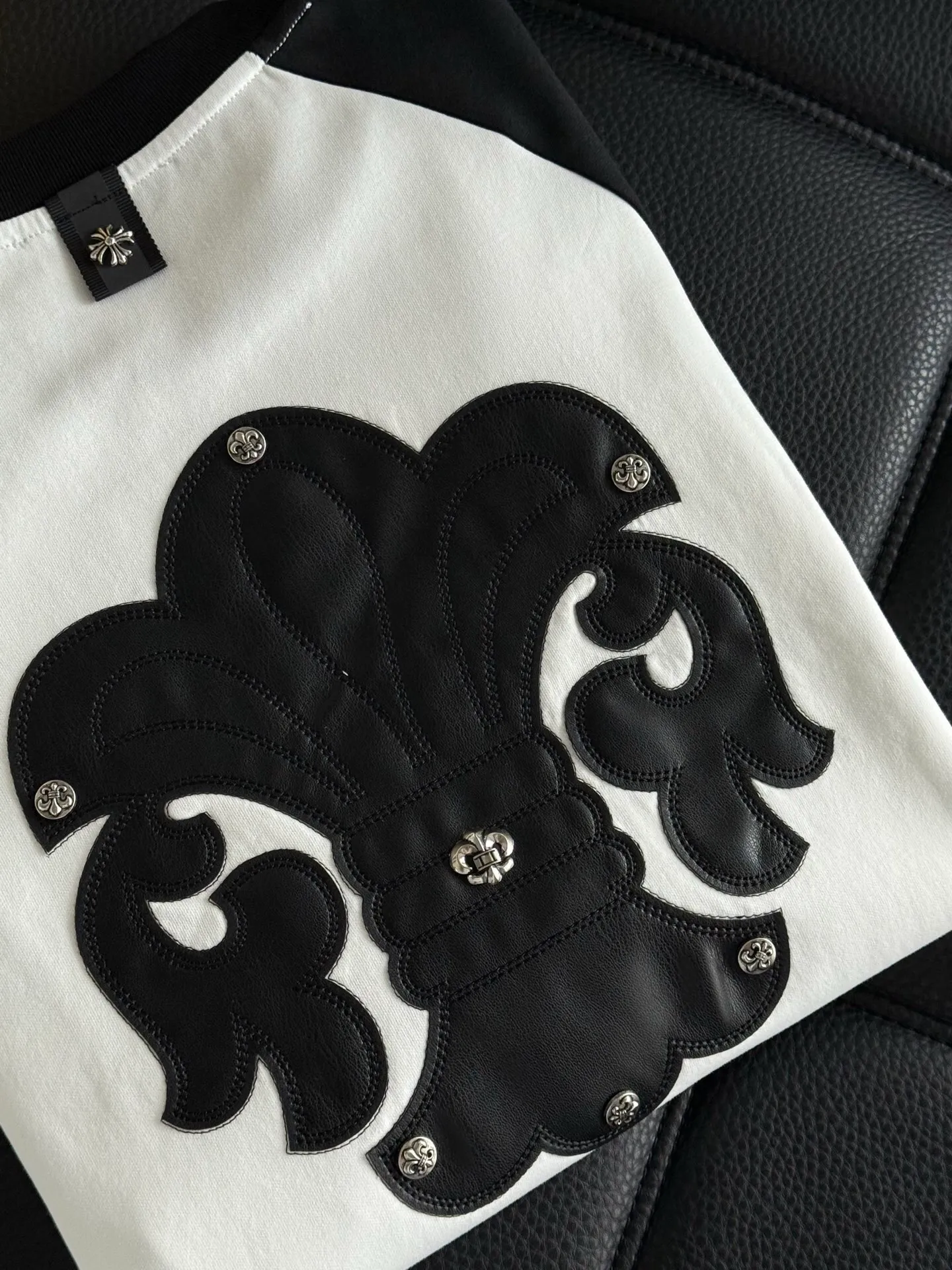 P420 💰 ChromeHearts Chrome Heart Round Neck Raglan Sleeves—Pursue quality and ensure quality! Using double-sided cotton fabric, the texture is clearly visible, the texture is soft, delicate and smooth, and the custom-made leather stitching process is full of drape! The workmanship is fine and the shoulder lines are smooth. All imported chain machines are used to make the shoulder rolling strips. It has a certain thickness and is not made of cheap material but has a shiny feel that is comfortable and not tight on the upper body. It is the most avant-garde street item that can be easily matched by both men and women!  Color: black Size: m-3xl Style number: 3566